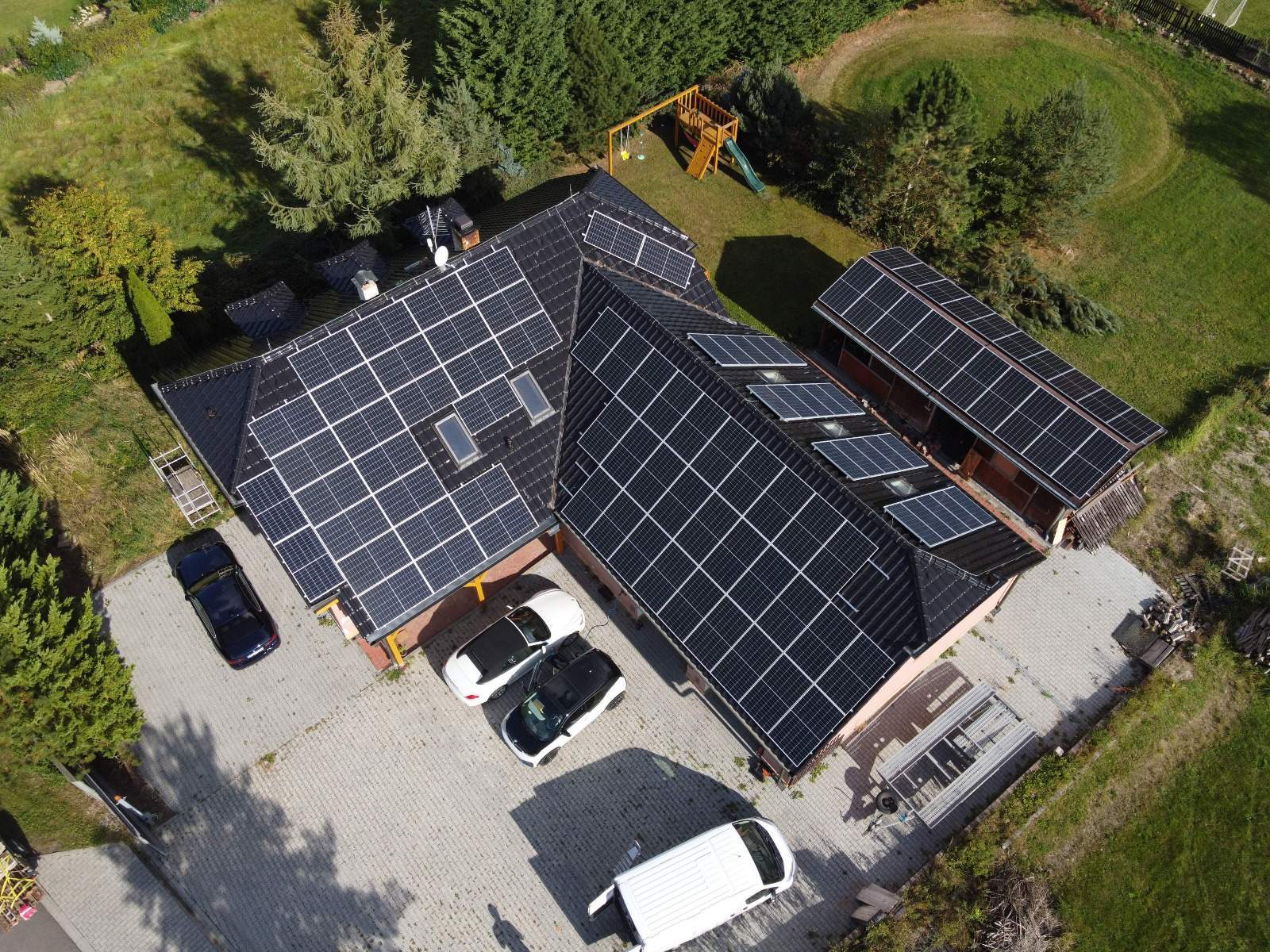 Velká střešní FVE instalace