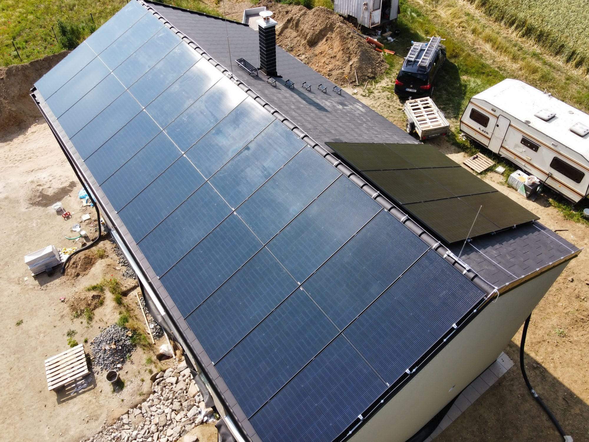Celostřešní fotovoltaická elektrárna